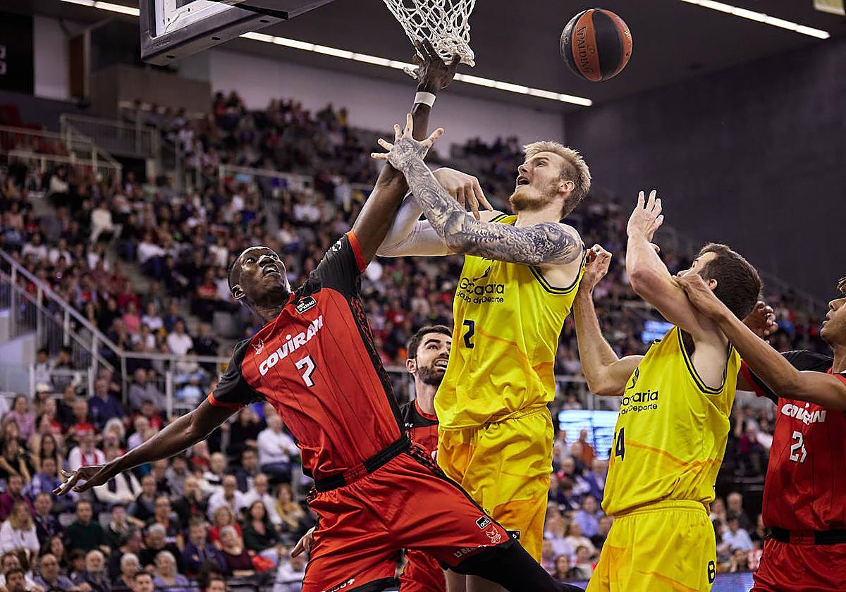 Petit -izquierda- y Balcerowski pugnan por un rebote.