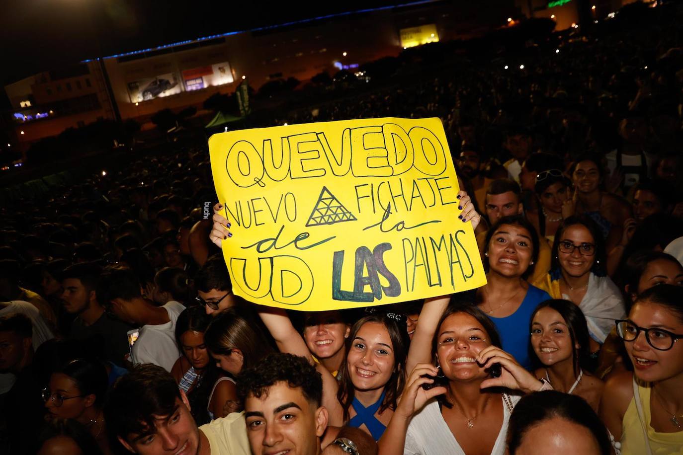 Quevedo pone la música y el público, la pasión