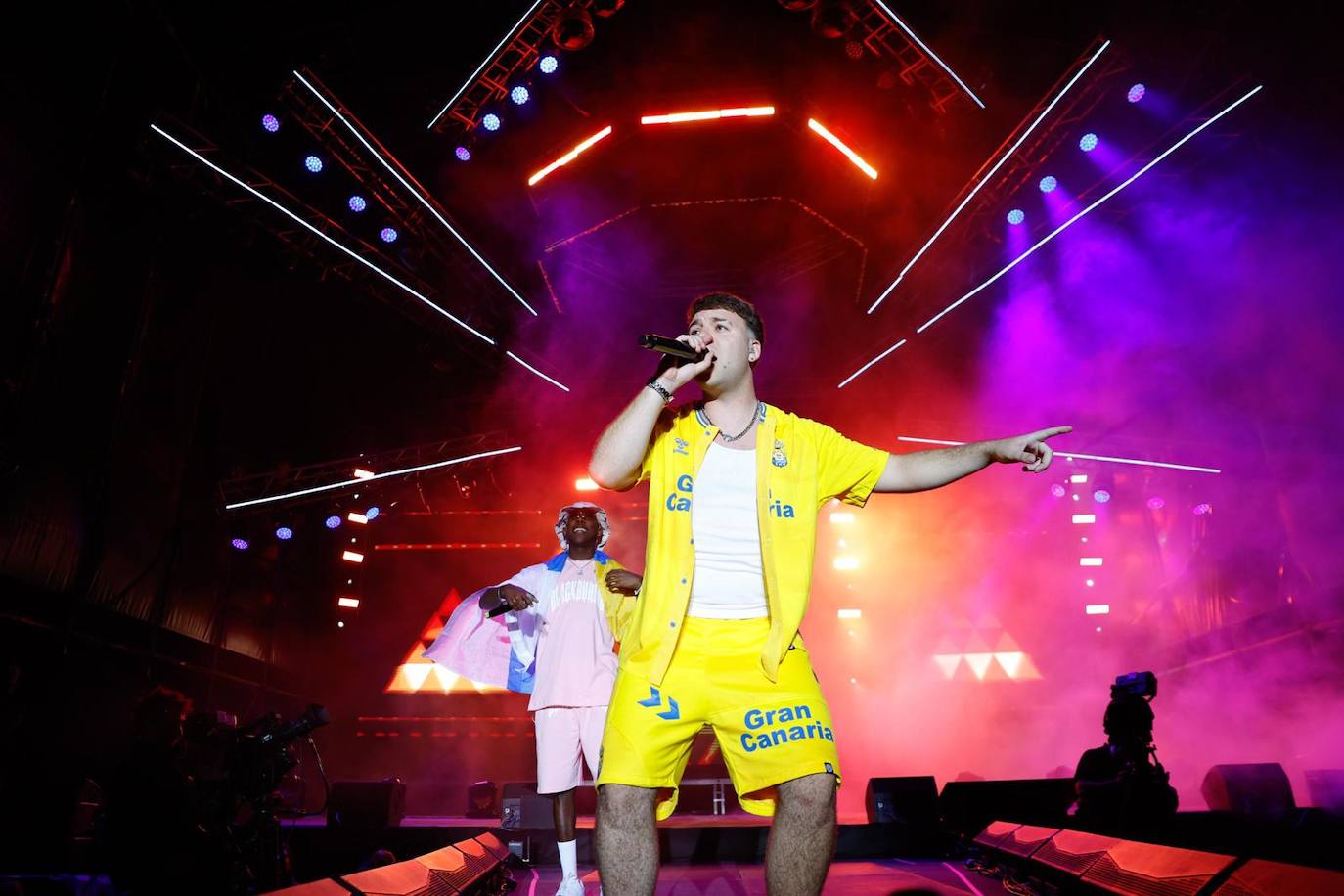 Quevedo pone la música y el público, la pasión