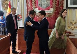 Ángel Sabroso se abraza a Adrián Santana, concejal de Cultura, tras su intervención de despedida del Pleno.