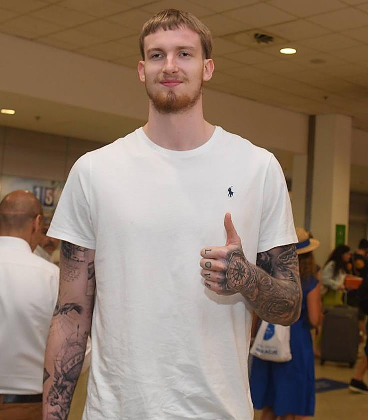 Olek Balcerowski posó en la noche de este jueves para los medios griegos