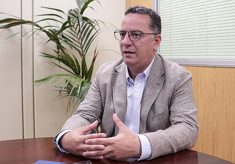 El consejero de Educación, Poli Suárez, durante un momento de la entrevista en su despacho en la capital grancanaria.