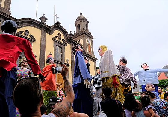 Imagen de archivo de los papagüevos de Guía en el frontis de la iglesia.