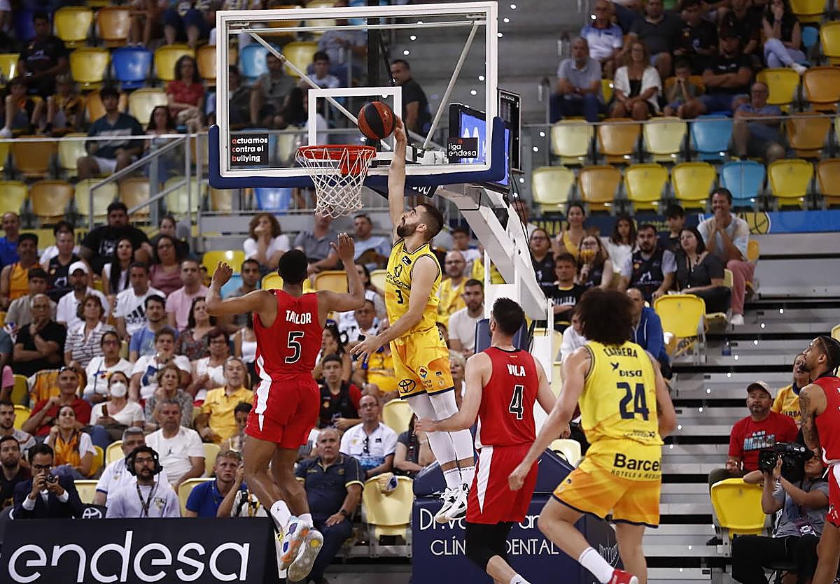 Jovan Kljajic machaca ante el Girona.