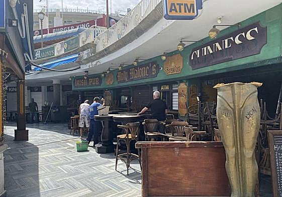 Varios empleados se afanaban este lunes en dejar listo el pub para su reapertura.