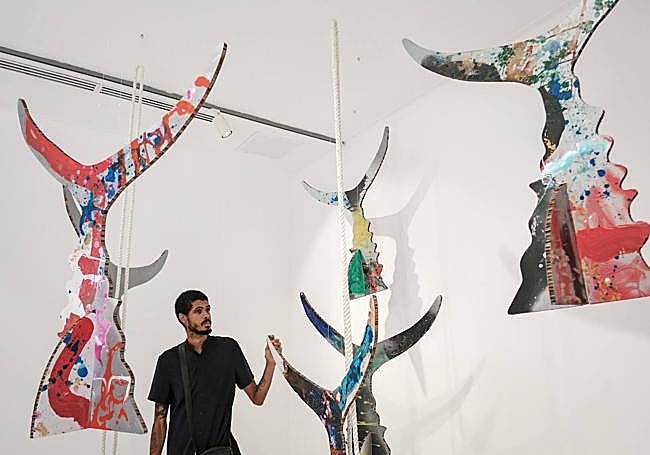 Yuran Henrique, junto a su instalación en 'Lalonji (Lejos de aquí)'.