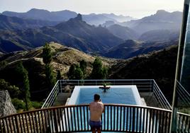 Vista de las cumbres, con la piscina del parador de Cruz de Tejeda en primer término.