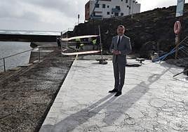 Teodoro Sosa, alcalde de Gáldar, de visita en la obra la piscina de Bocabarranco