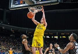 Ben Lammers machaca el aro en su etapa en el Alba Berlín.