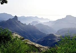 Vista de las cumbres, embutidas en el bochorno, desde el entorno de Cruz de Tejeda.