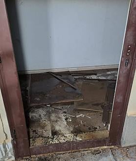 Imagen secundaria 2 - Investigan un incendio que quemó 40 colchones en el albergue de La Santa