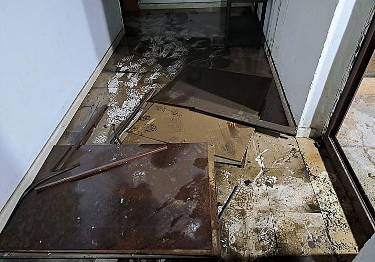 Imagen principal - Investigan un incendio que quemó 40 colchones en el albergue de La Santa