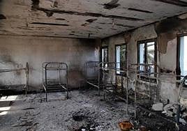 Imagen del interior del albergue calcinado.