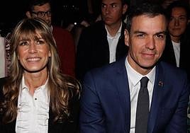 Pedro Sánchez, en una imagen de archivo con su esposa. En el vídeo, una cadena local marroquí grabó su visita.