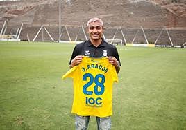 Julián Araujo ya luce la elástica amarilla tras su presentación con la UD.