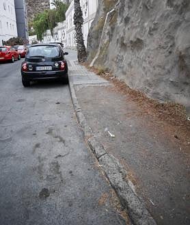 Imagen secundaria 2 - Los vecinos dicen que el baldeo esparció la basura. Piden más limpieza y que se termine un acera.