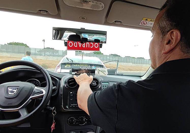 Imagen principal - Taxistas como Ayose González pudieron cambiar su taxímetro este jueves. 