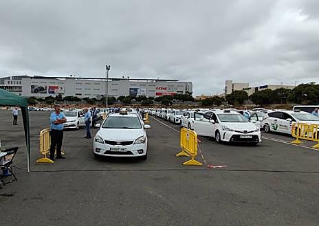 Imagen secundaria 1 - Taxistas como Ayose González pudieron cambiar su taxímetro este jueves. 