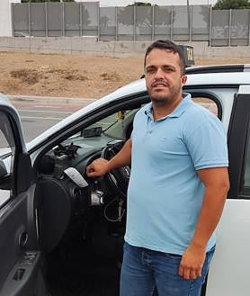 Imagen secundaria 2 - Taxistas como Ayose González pudieron cambiar su taxímetro este jueves. 