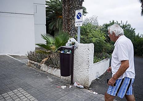 Imagen secundaria 1 - Los vecinos dicen que el baldeo esparció la basura. Piden más limpieza y que se termine un acera.