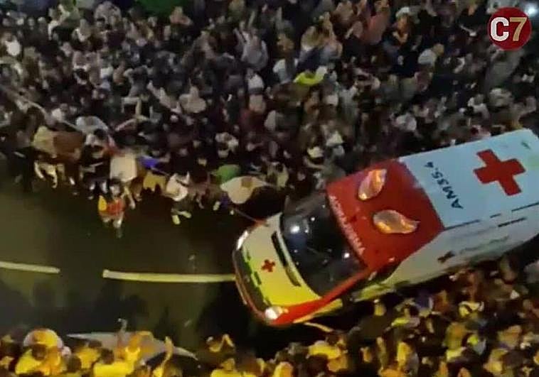 Imagen de la ambulancia que tuvo que abrirse paso entre la multitud durante la celebración de La Diana.