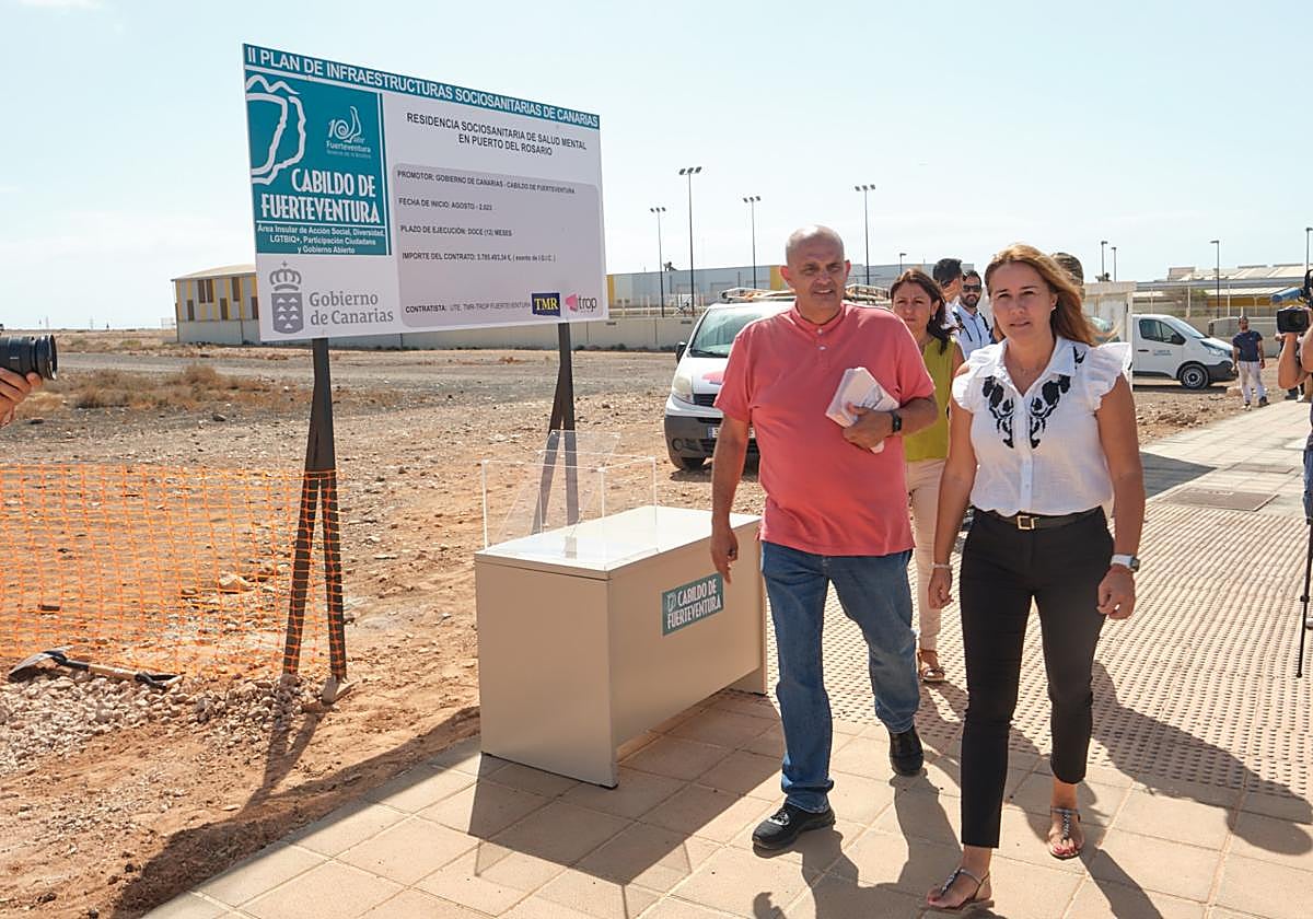 Víctor Alonso, consejero de Accción Social, y la presidenta Lola García, en el solar donde se ubicará la futura residencia de salud mental.