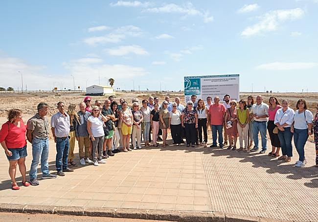 Políticos y colectivos de salud mental de la isla, en el suelo de la futura residencia.