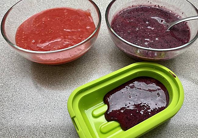 Rellenamos un cuarto del molde con puré de arándanos