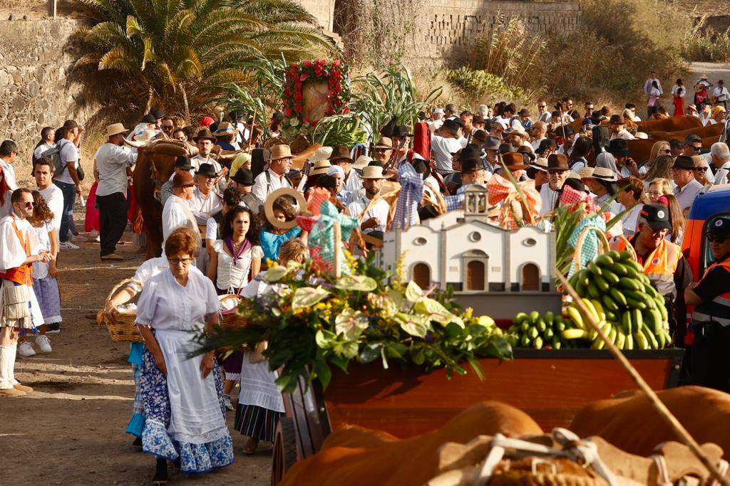 Ofrenda, bailes y carretas en la tradicional romería de San Lorenzo