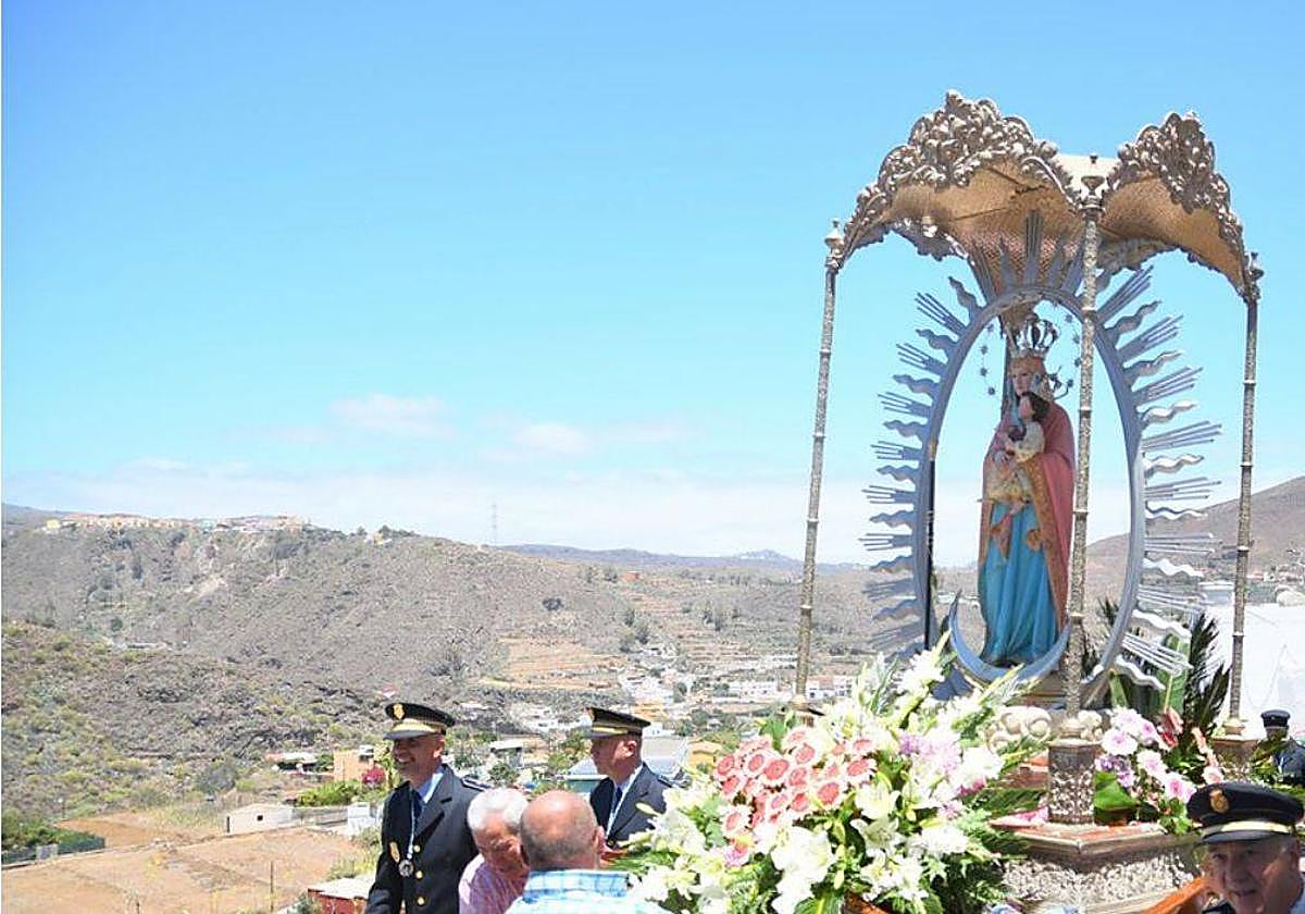 Momento de la procesión en Lomo Magullo.