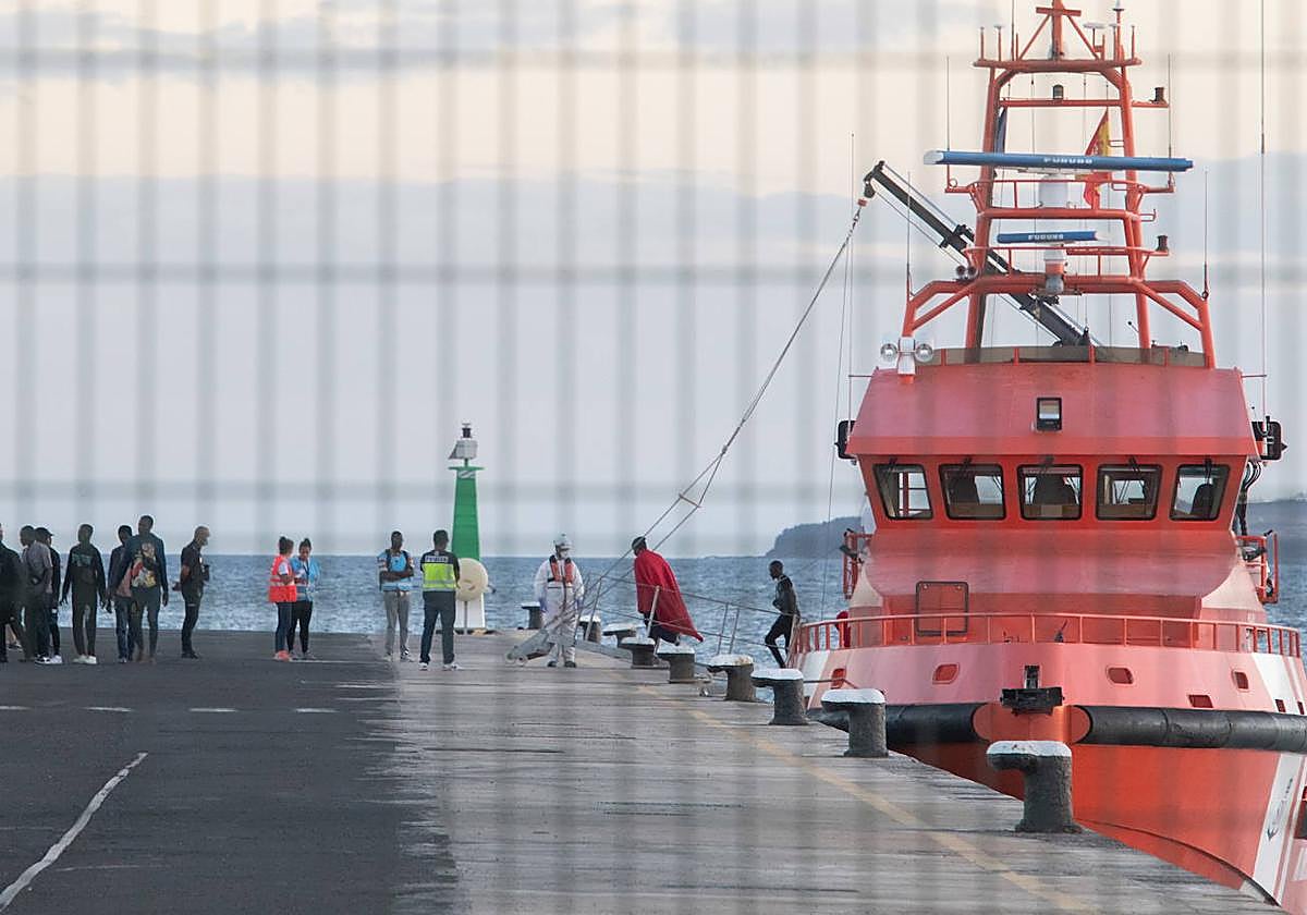 Inmigrantes llegando a puerto tras ser rescatados por Salvamento Marítimo.