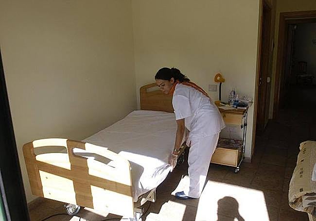 Una auxiliar hace la cama en una residencia de mayores dependientes de la isla.