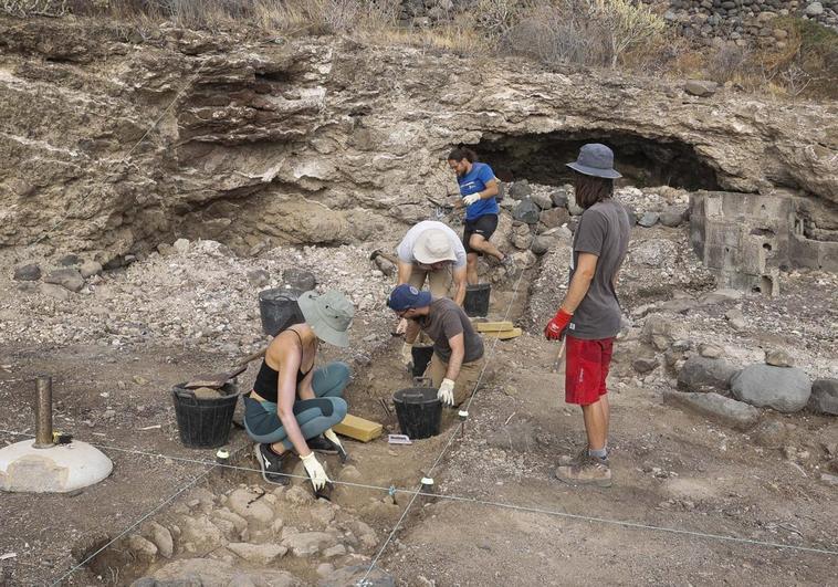 Arqueólogos y voluntarios en plena faena en la excavación de la finca de Malverde.