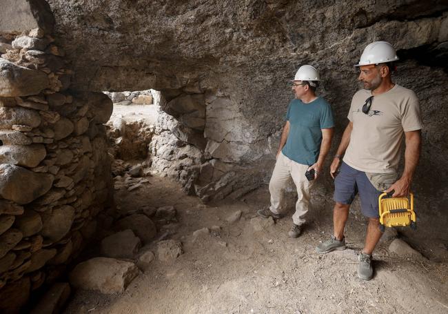 Abel Galindo y Bentejuí Motas observan el pasillo descubierto durante la excavación.