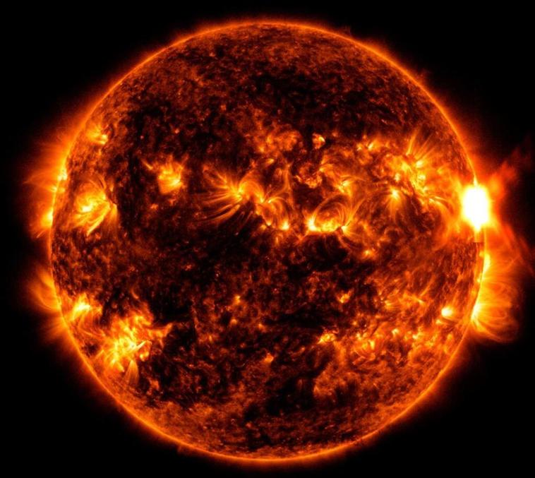 La NASA capta una fuerte erupción solar