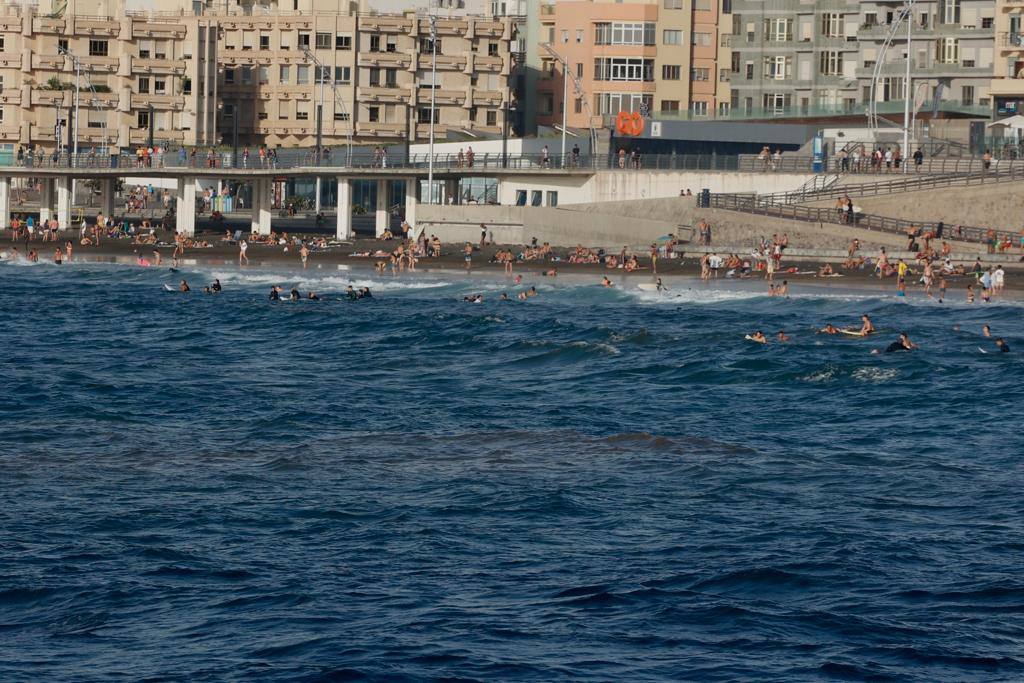 Algunos curiosos se atrevieron a meterse en el mar a pesar de la advertencia