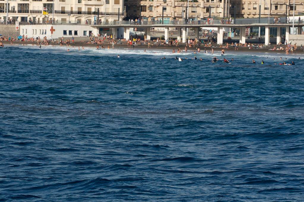 Algunos curiosos se atrevieron a meterse en el mar a pesar de la advertencia