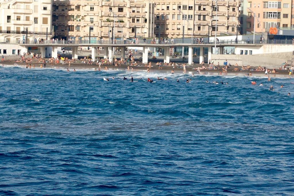 Algunos curiosos se atrevieron a meterse en el mar a pesar de la advertencia