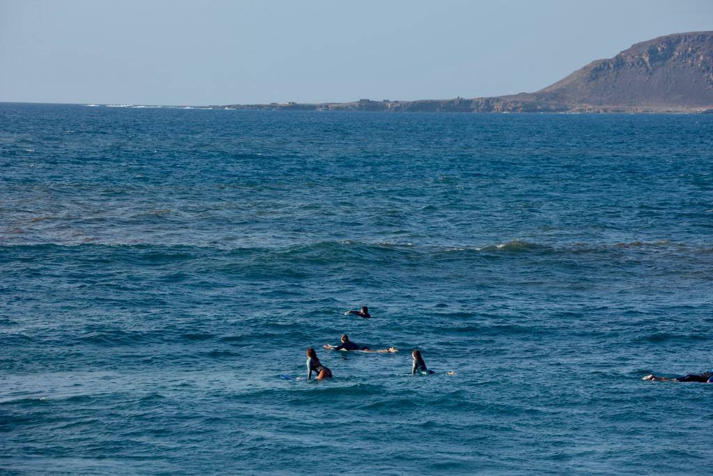 Algunos curiosos se atrevieron a meterse en el mar a pesar de la advertencia