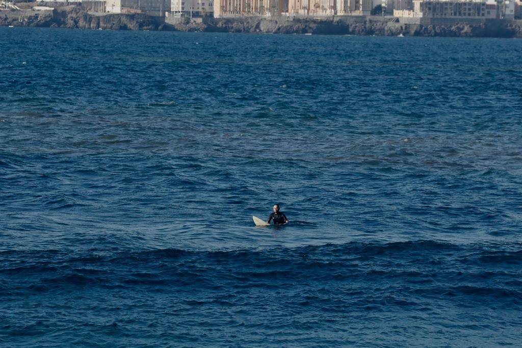 Algunos curiosos se atrevieron a meterse en el mar a pesar de la advertencia