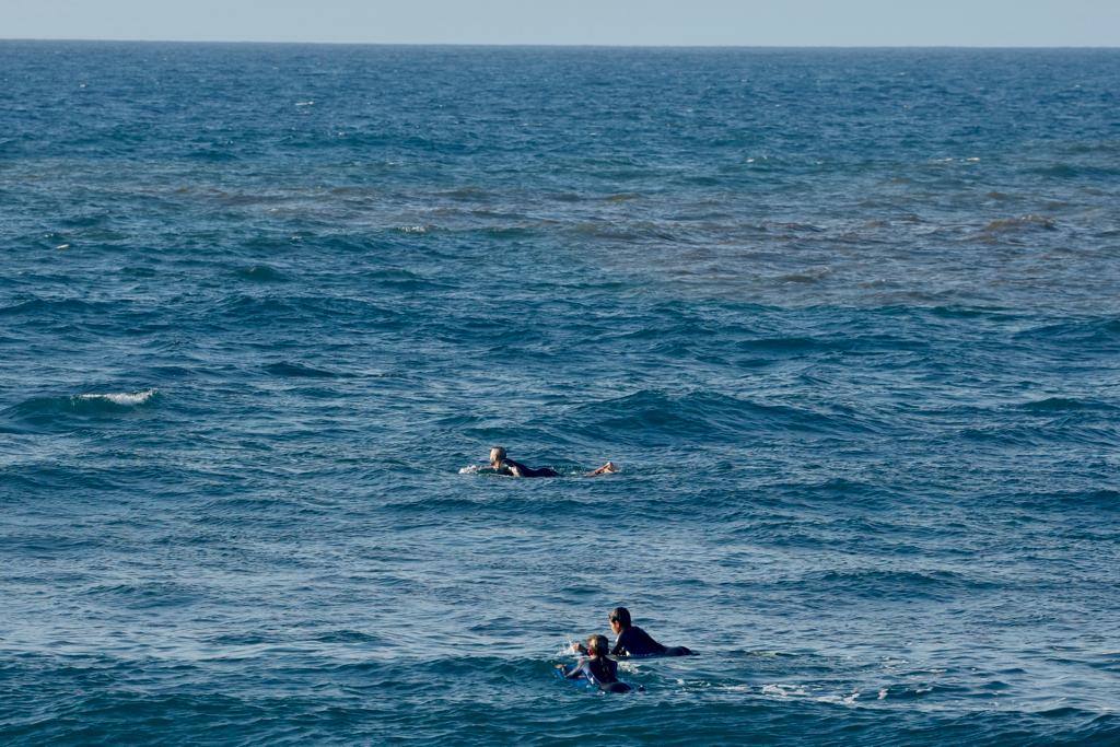 Algunos curiosos se atrevieron a meterse en el mar a pesar de la advertencia