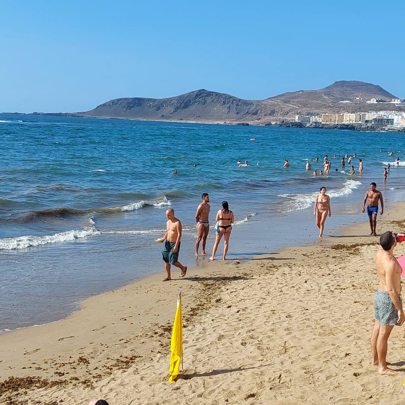 Algunos curiosos se atrevieron a meterse en el mar a pesar de la advertencia