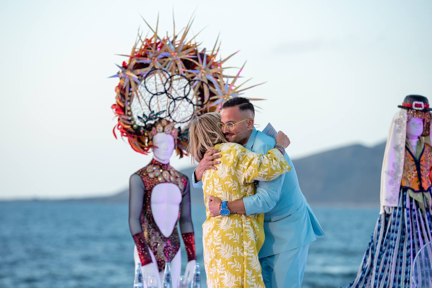 Josué Quevedo abraza a la concejala Inmaculada Medina.