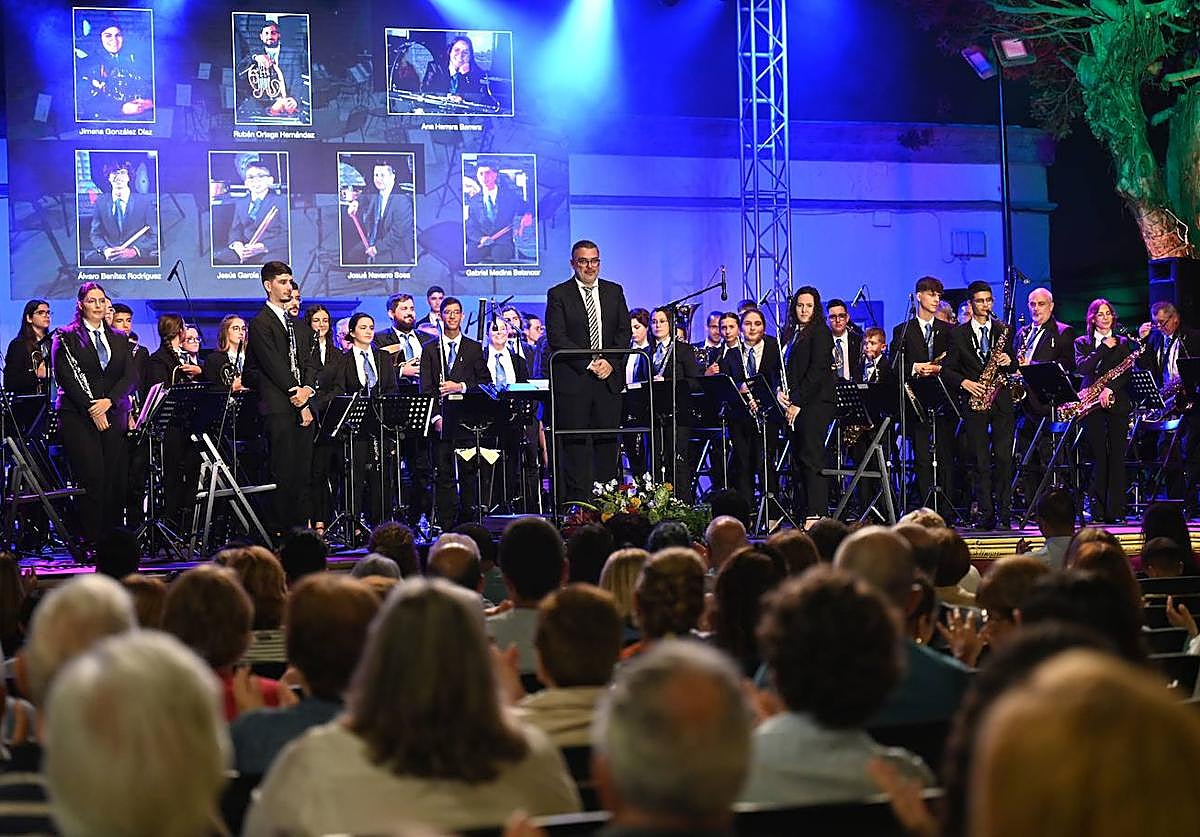 Guía homenajea a su banda municipal por sus dos siglos de historia