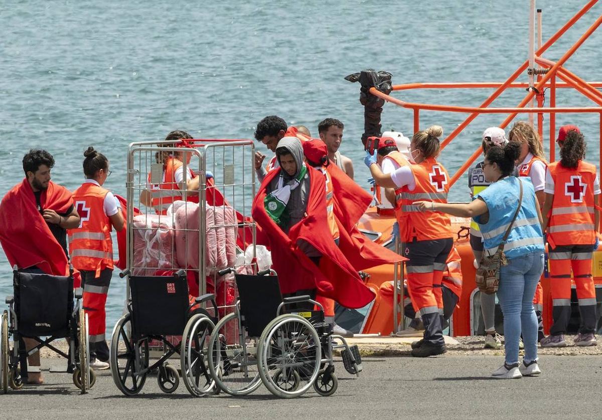 Varios de los rescatados ayer en el muelle de La Cebolla, en Lanzarote.