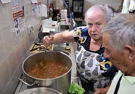 Saro Guzmán ante el caldero en el que se guisaban los tollos que preparaba para los fueguistas.