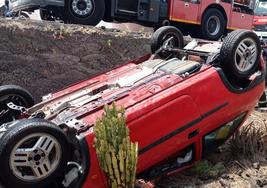 Herido un octogenario al salirse de la vía y volcar su vehículo en Tenerife