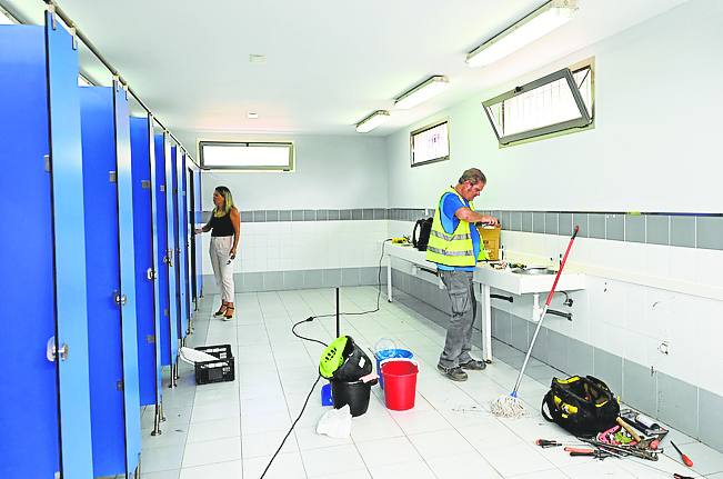 Intervención en los baños. Estaban arrancadas todas las griferías.