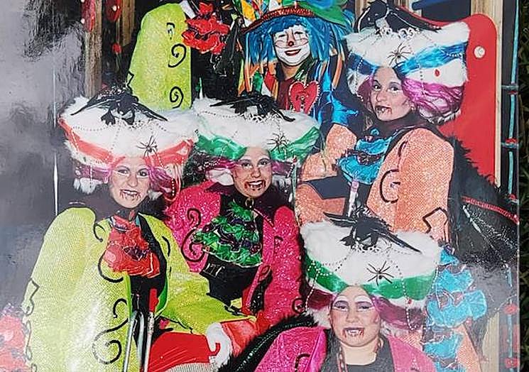 Imagen principal - Más fotos de los carnavales de Josué Quevedo. Y junto a ellas, una imagen de su madre en Los Caibe.