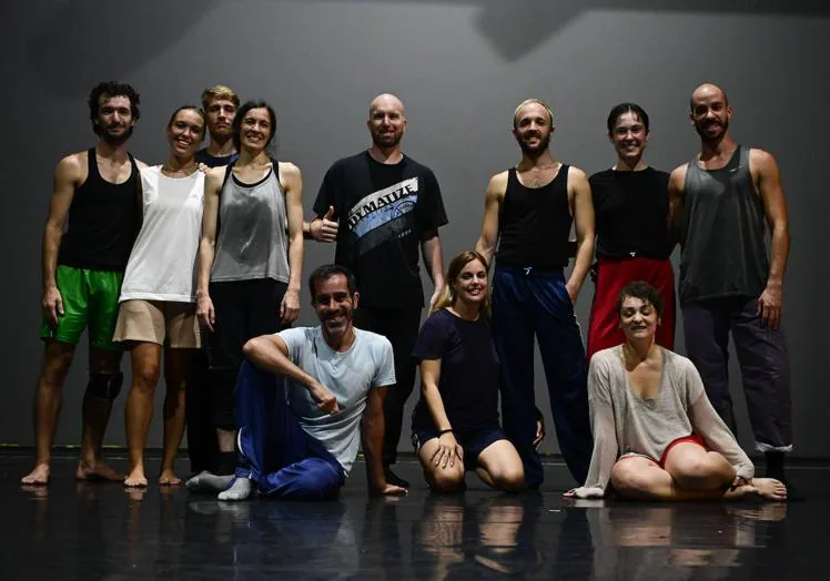 Imagen principal - Daniel Abreu es el responsable de la coreografía de 'Canarii. País adentro'. 